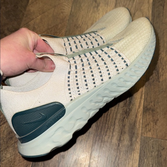 Nike React Phantom Run Women’s Cream and Teal Sneakers - Picture 4 of 7